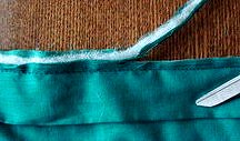отрезаем излишние припуски на швы при окантовке лоскутного одеяла тканью собственноручно