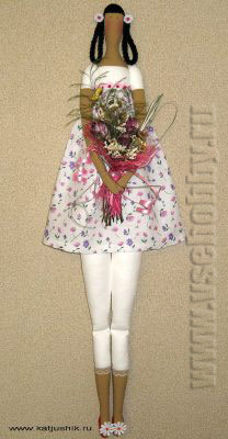 кукла Тильда садовница ручной службы в сарафанчике с букетом цветов