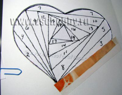 открытка с сердечком из бумаги трех цветов 1-й шаг первейшим цветом